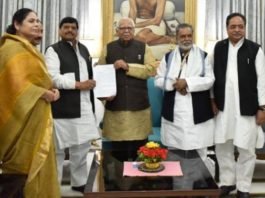 अयोध्या के हालात पर राज्यपाल से मिल शिवपाल ने राष्ट्रपति शासन की उठाई मांग, समर्थकों ने राजभवन के बाहर किया प्रदर्शन राष्ट्रपति शासन