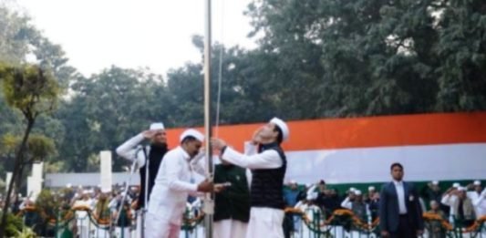 कांग्रेस के 134वें स्थापना दिवस पर राहुल ने फहराया झंडा, मनमोहन सिंह के साथ केक काटकर मनाया जश्न स्थापना दिवस