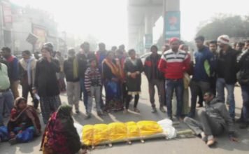 गिड़गिड़ाते रहे परिजन, बेतुकी जिद पर अड़ा रहा KGMU का डॉक्टर, घायल युवक की हुई मौत, लाश सड़क पर रखकर प्रदर्शन बेरहम डॉक्टर