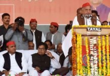 बेटे के साथ मंच पर आए मुलायम, कहा भाजपा को हरा सकती है सिर्फ सपा