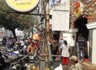 लखनऊ में चर्चित मिठाई भंडार छप्पन भोग समेत 28 जगहों पर आयकर विभाग का छापा आयकर विभाग