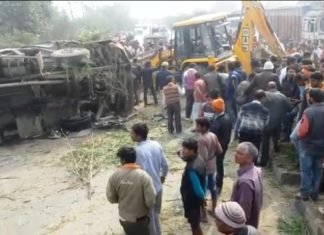 यूपी: हाईवे पर बेकाबू हुई ट्रक ने बस को मारी टक्कर, हादसे में मां-बेटी सहित छह की मौत, 41 घायल, देखें वीडियो ट्रक बस