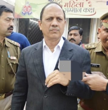 तीन सौ करोड़ के घोटाले के मामले में पूर्व सहायक आवास आयुक्त घर से गिरफ्तार, NRHM घोटाले में भी फंस चुका है वीके चौधरी वीके चौधरी