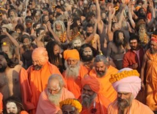 मकर संक्रांति पर अखाड़ों के शाही स्नान के साथ हुआ कुंभ मेले का आगाज, लगाई गई आस्था की डुबकी कुंभ का आगाज