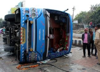 चालक कर रहा था मोबाइल पर बात तभी डिवाइडर से टकराकर पलट गयी बस, दो दर्जन यात्री घायल बस पलट गयी