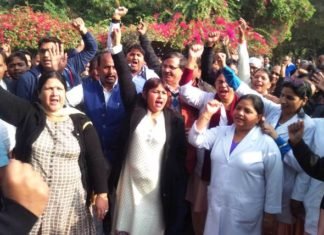 SGPGI के कर्मचारियों ने प्रदर्शन के बाद निदेशक के आश्वासन पर स्थागित की हड़ताल एसजीपीआइ