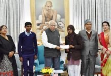 शिवम और अजरा से प्रभावित राज्यपाल ने दोनों को किया सम्मानित काकोरी कन्या इंटर कालेज