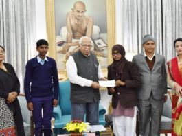 शिवम और अजरा से प्रभावित राज्यपाल ने दोनों को किया सम्मानित काकोरी कन्या इंटर कालेज