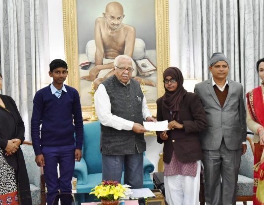 शिवम और अजरा से प्रभावित राज्यपाल ने दोनों को किया सम्मानित काकोरी कन्या इंटर कालेज