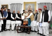अखिलेश को रोकने व लाठीचार्ज के विरोध में सपा-बसपा के दिग्गजों ने राज्यपाल से की एक साथ मुलाकात, उठाई ये मांगें
