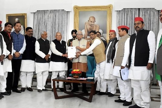 अखिलेश को रोकने व लाठीचार्ज के विरोध में सपा-बसपा के दिग्गजों ने राज्यपाल से की एक साथ मुलाकात, उठाई ये मांगें