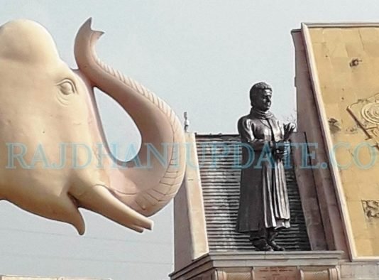 मायावती को सुप्रीम कोर्ट का झटका, लौटाना पड़ सकता है मूतिर्यों पर खर्च जनता का पैसा मूतिर्यों पर खर्च