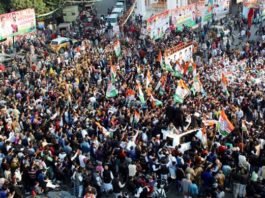 प्रियंका-राहुल के वेलकम के लिए लखनऊ की सड़कों पर उमड़ा समर्थकों का सैलाब, लगाएं नारें आ गई बदलाव की आंधी… बदलाव की आंधी