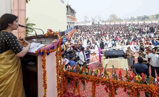 किसान सम्मेलन को संबोधित कर बोलीं डिंपल यादव पूरा देश खड़ा है शहीदों के परिजनों के साथ किसान सम्मेलन
