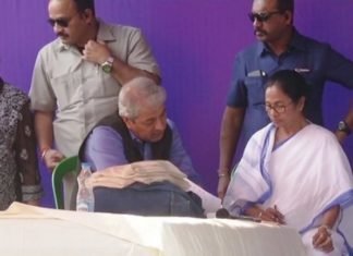 ममता का धरना दूसरे दिन भी जारी, कहा संविधान बचाने के लिए जारी रहेगा ‘सत्याग्रह’ ‘सत्याग्रह’