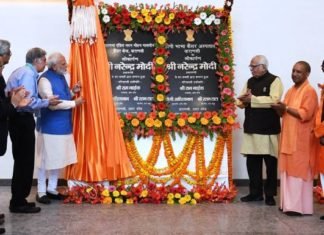 काशी में परियोजनाओं का शिलान्यास-उद्घाटन कर बोले मोदी, हमारी सरकार देश के विकास को दो पटरियों पर बढ़ा रही आगे काशी