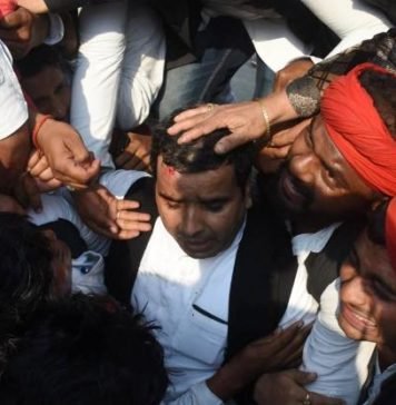 अखिलेश को रोकने के विरोध में प्रदर्शन कर रहे सपाईयों पर लाठीचार्ज, सांसद का सिर फूटा, देखें वीडियो सांसद धर्मेंद यादव