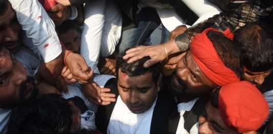 अखिलेश को रोकने के विरोध में प्रदर्शन कर रहे सपाईयों पर लाठीचार्ज, सांसद का सिर फूटा, देखें वीडियो सांसद धर्मेंद यादव
