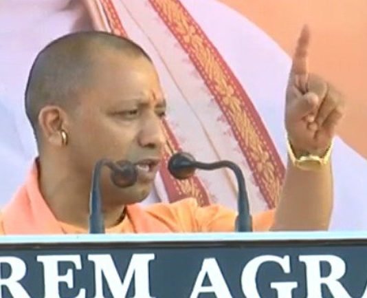 स्टार प्रचारकों की लिस्ट में मुलायम का नाम नहीं होने पर, योगी का अखिलेश पर तीखा हमला, “जो बाप का न हुआ, वो आपका क्या होगा” जो बाप का