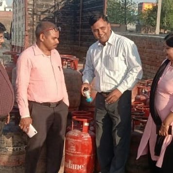 आशियाना में गैस गोदाम के पास हो रही थी अवैध रीफिलिंग, छापेमारी में सौ सिलिंडर, दो पिकअप व उपकरण बरामद अवैध रीफिलिंग