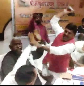 जूतों की बरसात