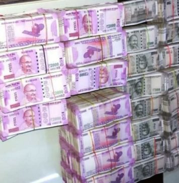 UP: दागदार हुई खाकी, दो दरोगाओं ने साथियों के साथ व्यापारी के यहां डाला एक करोड़ 85 लाख का डाका, चार गिरफ्तार दरोगा बनें डकैत