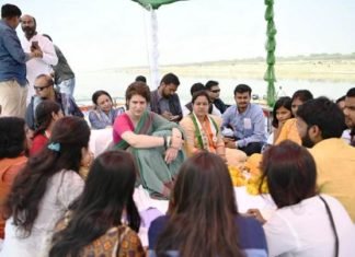 प्रियंका गांधी बोट यात्रा