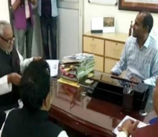 DGP ओपी सिंह को हटाने की मांग को लेकर मुख्य निर्वाचन अधिकारी से मिला सपा प्रतिनिधिमंडल निर्वाचन अधिकारी