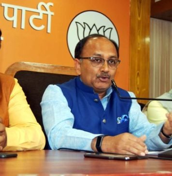 योगी के मंत्री ने कहा, राहुल गांधी को कांग्रेस नहीं लेती सीरियस इसलिए प्रियंका को उतरना पड़ा मैदान में, ये छह सवाल भी पूछे देशभक्ति