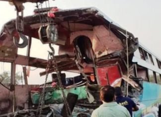 यमुना एक्सप्रेस-वे पर ट्रक से टकराई तेज रफ्तार बस, आठ की मौत, 30 घायल यमुना एक्सप्रेस-वे