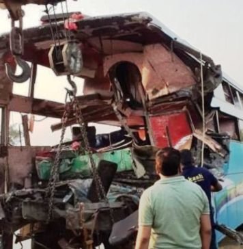 यमुना एक्सप्रेस-वे पर ट्रक से टकराई तेज रफ्तार बस, आठ की मौत, 30 घायल यमुना एक्सप्रेस-वे