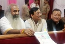 लखनऊ में पैदल ही नामांकन दाखिल करने पहुंचे कांग्रेस के लोकसभा उम्मीदवार आचार्य प्रमोद, कहा केंद्र की झूठी सरकार को है हटाना आचार्य प्रमोद