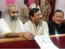 लखनऊ में पैदल ही नामांकन दाखिल करने पहुंचे कांग्रेस के लोकसभा उम्मीदवार आचार्य प्रमोद, कहा केंद्र की झूठी सरकार को है हटाना आचार्य प्रमोद
