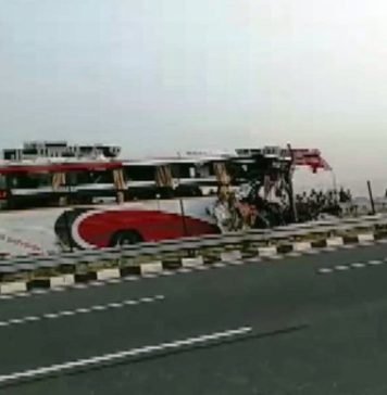 दर्दनाक: लखनऊ-आगरा एक्सप्रेस-वे पर ट्रक से टकराई टूरिस्ट बस, बाप-बेटी सहित सात की मौत, 34 घायल एक्सप्रेस-वे