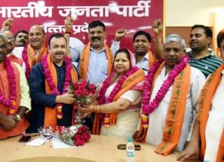 समर्थकों के साथ भाजपा में शामिल हुए सपा-बसपा के नेता, जेपीएस राठौर ने कहा नेता-नीति के बाद विपक्षी दलों के पास कार्यकर्ता भी नहीं बचे जेपीएस राठौर