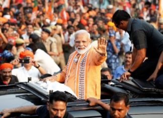 काशी: मोदी के रोड शो में उमड़ा जनसैलाब, पीएम ने कहा बनारस के फक्कड़पन में रम गया ये फकीर फक्कड़पन