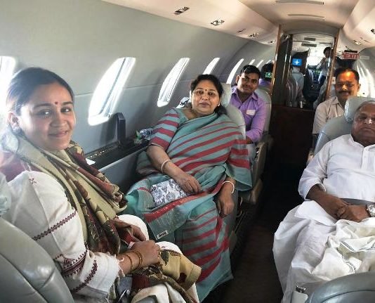 पत्नी साधना व बहु अपर्णा के साथ सैफई पहुंचे मुलायम, परिवार संग किया मतदान सैफई