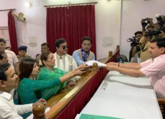 सपा प्रत्याशी पूनम सिन्हा ने किया नामांकन, रोड शो में शत्रुघ्न और डिंपल भी रहीं मौजूद पूनम सिन्हा