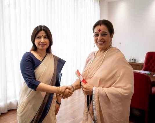 शत्रुघ्न सिन्हा की पत्नी पूनम सिन्हा ने थामा सपा का दामन, लखनऊ में राजनाथ सिंह को देंगी टक्कर पूनम सिन्हा