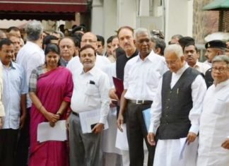 दिल्ली: चुनाव आयोग से मिले विपक्षी 22 दलों के नेता, कहा वोटों की गिनती से पहले हो VVPAT पर्चियों का मिलान, बाद में नहीं 22 राजनीतिक पार्टियों