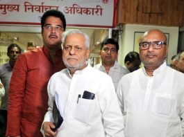 EVM की सुरक्षा को लेकर मुख्य निर्वाचन अधिकारी से मिला सपा का प्रतिनिधिमंडल, अधिकारियों पर लगाएं संगीन आरोप, उठाई ये मांगें ईवीएम में गड़बड़ी