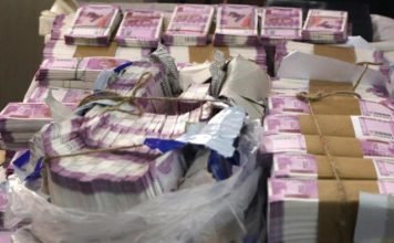 बड़ी संख्या में दो हजार की जाली नोट के साथ चार पाकिस्तानी व दो नेपाली नागरिक एयरपोर्ट से गिरफ्तार जाली नोट