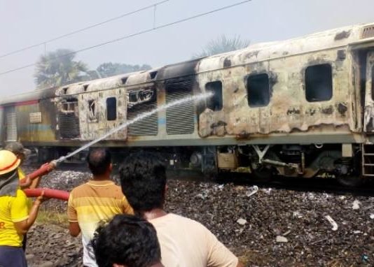 दिल्ली से भुवनेश्वर जा रही राजधानी एक्सप्रेस में लगी आग, ‘पॉवर कार’ डिब्बा जलकर खाक भुवनेश्वर