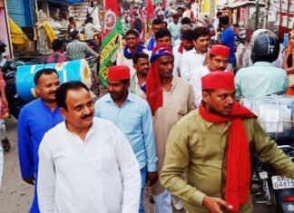 बस्ती में बसपा प्रत्याशी राम प्रसाद की जीत के लिए पसीना बहा रहे सपाई राम प्रसाद