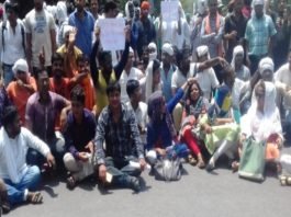 प्रयागराज: UPPSC के बाहर प्रदर्शन कर रहे प्रतियोगियों पर लाठीचार्ज, अंजू कटियार के कार्यकाल की भर्तियां रद्द व CBI जांच की कर रहे थे मांग यूपीपीएससी