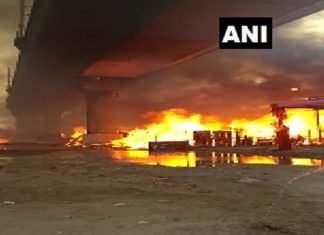 कालिंदी कुंज स्टेशन के पास फर्नीचर मार्केट में लगी भीषण आग, रोकी गयी मेट्रो सेवा कालिंदी कुंज