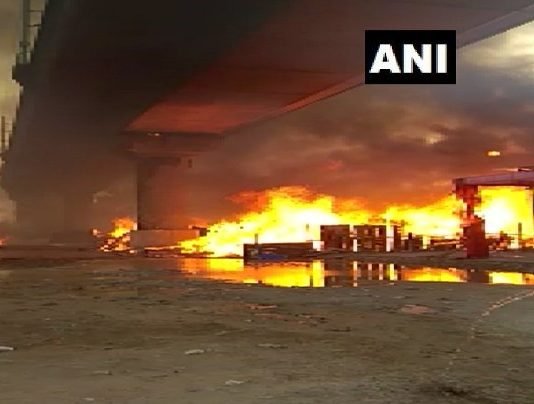 कालिंदी कुंज स्टेशन के पास फर्नीचर मार्केट में लगी भीषण आग, रोकी गयी मेट्रो सेवा कालिंदी कुंज