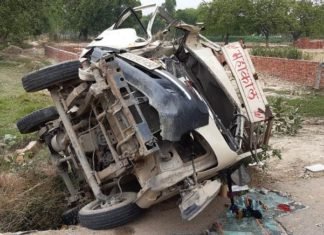 बारात से लौट रही पिकअप को स्कूली बस ने मारी टक्कर, चालक समेत दो की मौत, दर्जनभर बाराती घायल स्कूली बस