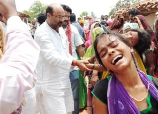 सोनभद्र में मृतक के परिजनों का हाल जान योगी सरकार पर भड़के अजय कुमार, कहा जमीनी विवाद नहीं सामूहिक नरसंहार है घोरावल कांड घोरावल