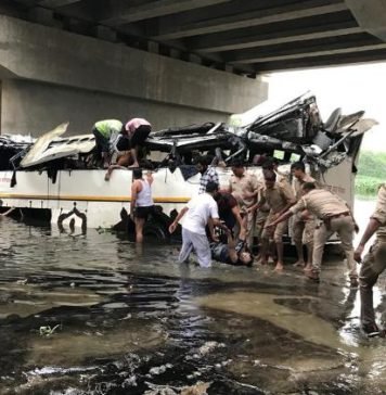 लखनऊ से दिल्ली जा रही बस यमुना एक्सप्रेस-वे पर रेलिंग तोड़ नाले में गिरी, 29 की मौत, दर्जनों घायल यमुना एक्सप्रेस-वे